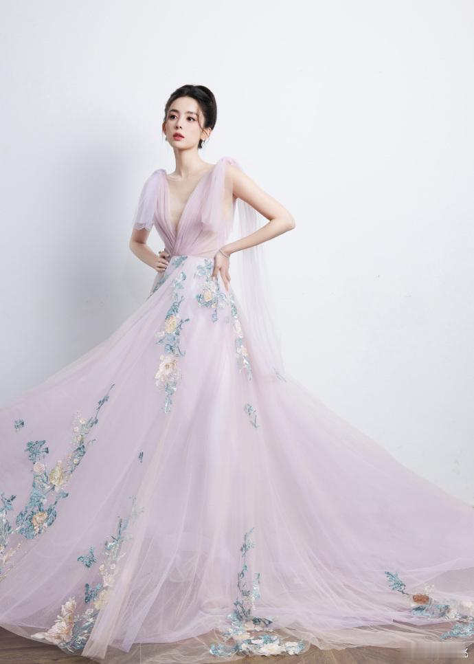 娜扎把玉茗茶骨叫玉米排骨看完娜扎的直播真的会笑到睡不着，本来是冲着她去的，被她的