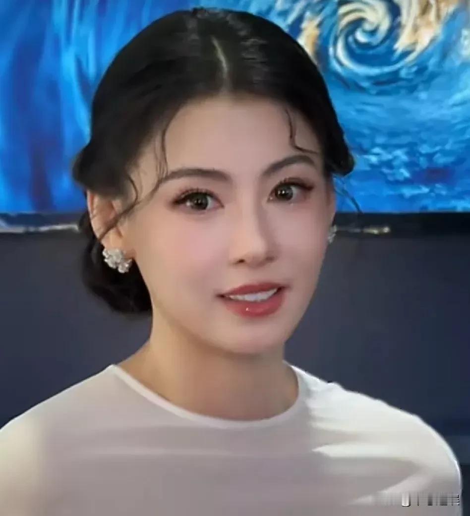 张柏芝，不知是化妆了还是打肉毒了，
反正现在看没有以前的纯情和舒服感了。

脸部