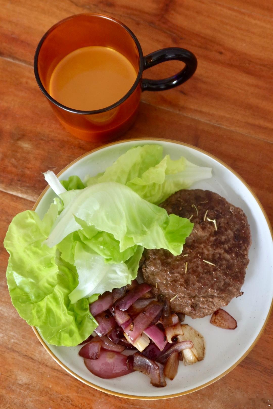 抗炎饮食day82✅通则不痛通则不痛早午餐：草饲牛肉生菜🍔配洋葱碎，路易波士茶
