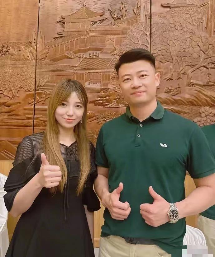 还记得那个曾经担任IQOO产品经理而走红的宋紫薇吗？[惊喜]和理想员工的合影风格