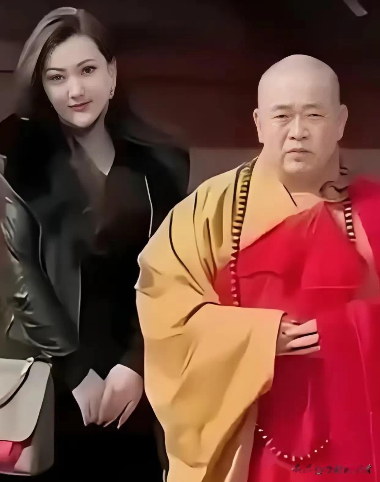 身穿16万金丝云锦袈裟，手带上千万佛珠，被称为“佛门CEO”的人，嘴上说自己“月