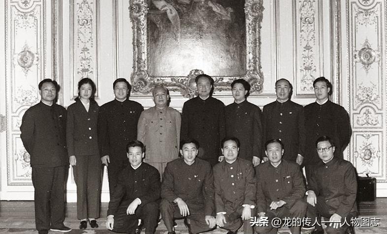 1979年10月，华国锋出访西欧四国，和身边工作人员在卢浮宫合影(后排右三为曹万