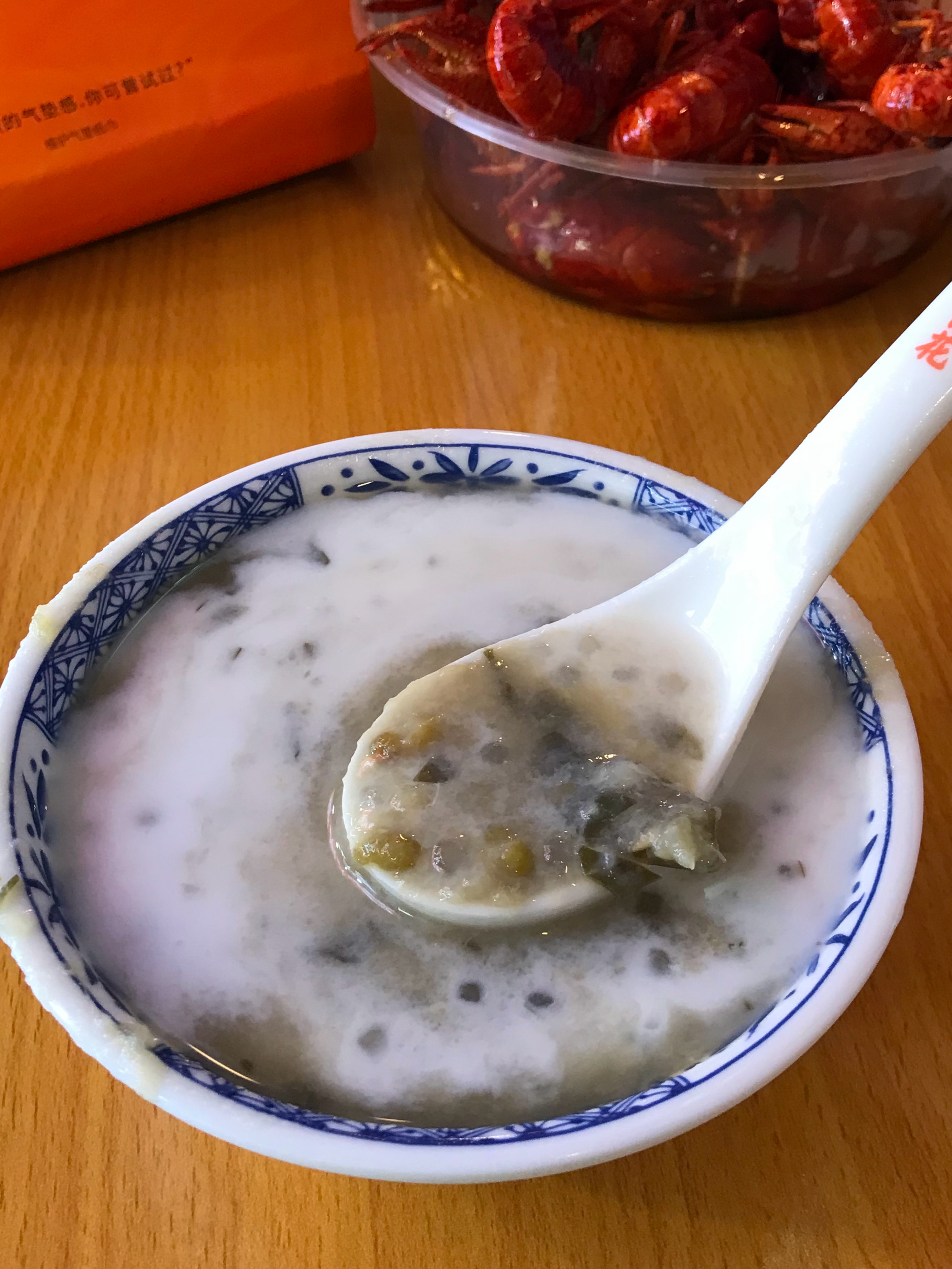 大晚上的来文明路遛车喝百花糖水吃朱胖子小龙虾 