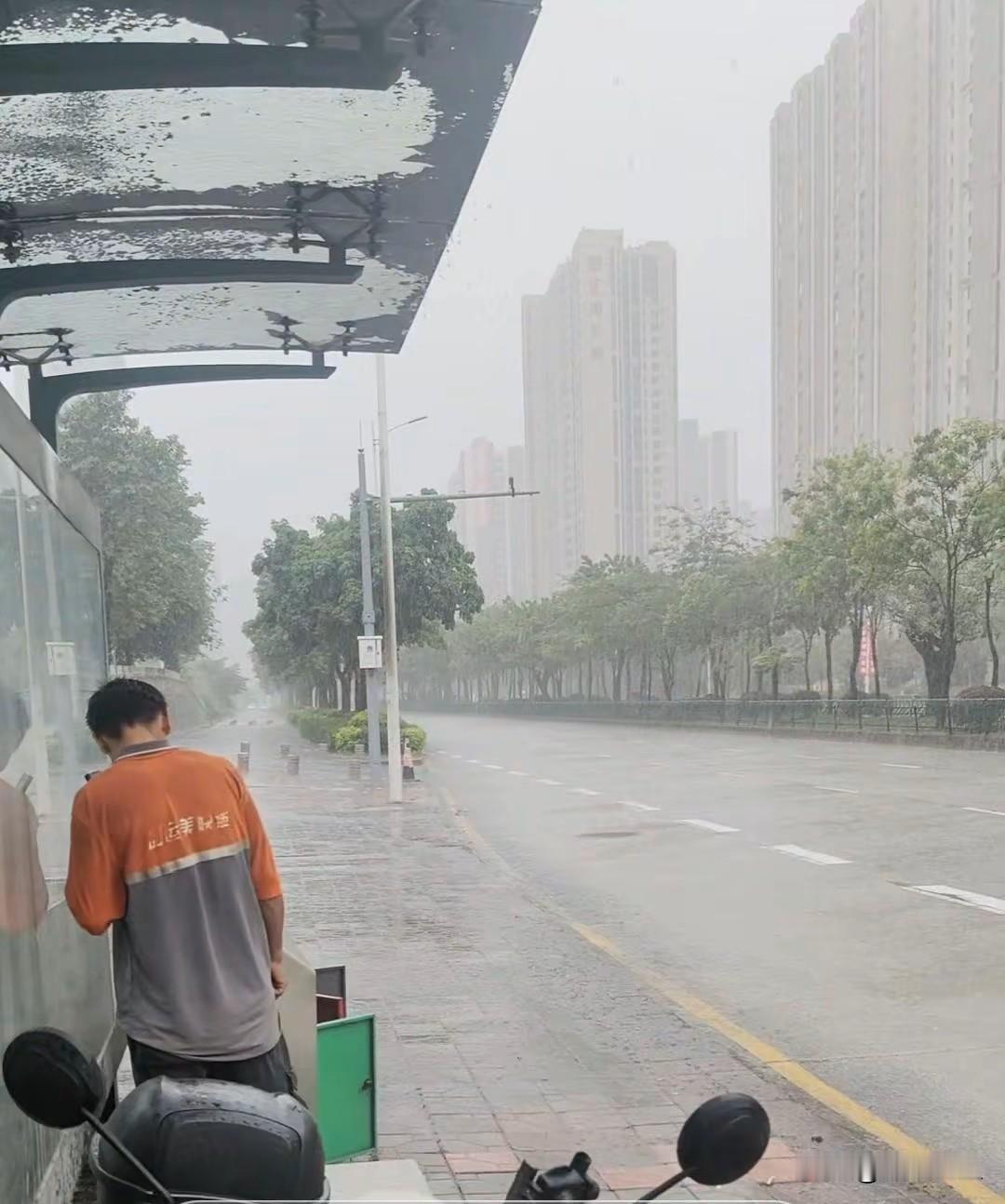 这个旧站台看起来有点不太舒服。
      路过大亚湾龙熹山附近的一个公交站台临