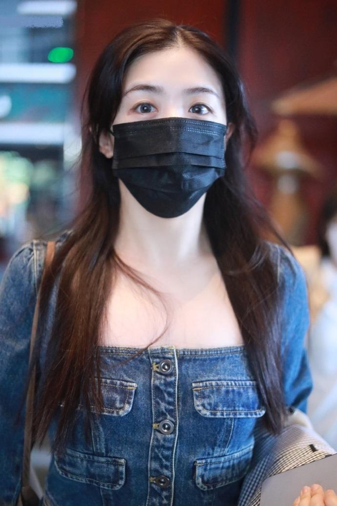 今天张含韵现身长沙，她这回搭配了一身蓝色的牛仔装，看上去格外显年轻。

张含韵上