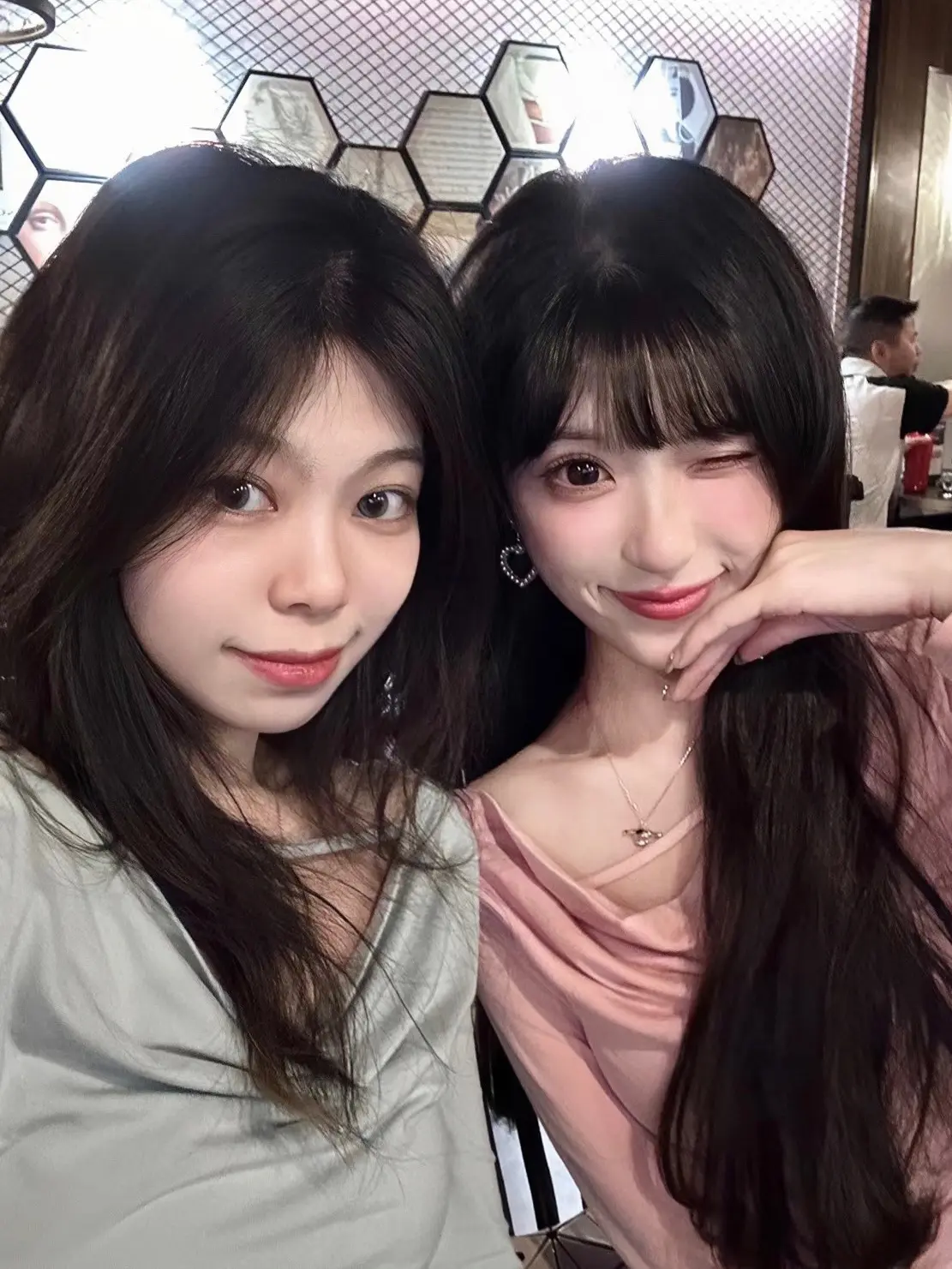 你是那种什么时候见了都嫌晚的女孩。 翻出一张很久以前的合照 想念…