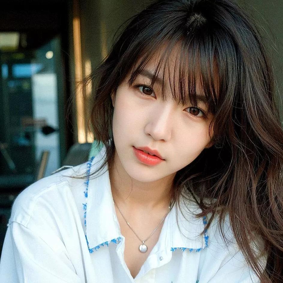 清新自然，少女感十足，白衬衫与红唇的完美搭配，元气满满的一天！🌸✨少女感白衬衣