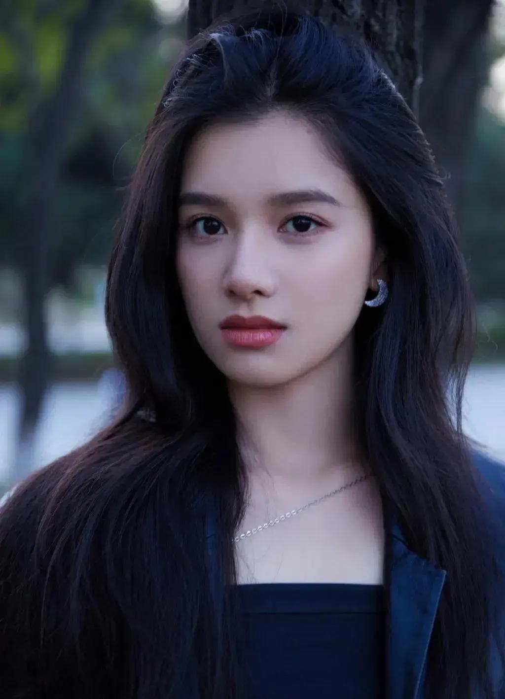 张婧仪，很有辨识度，感觉颜值超过了杨幂，刘诗诗，几位85花，非常洋气，但还透着一