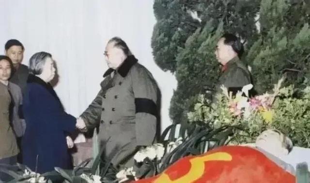 1976年1月8日，敬爱的周总理在医院去世，举国同悲。在周总理的遗体告别仪式上，