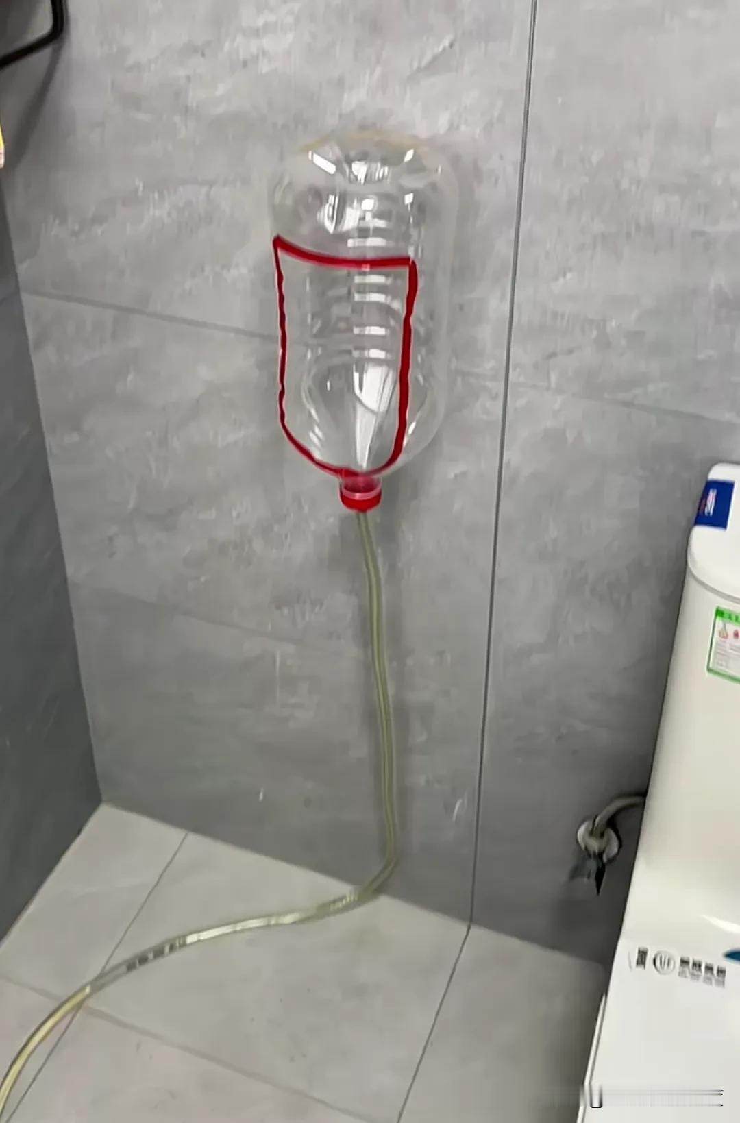 你们给评评理吧，谁在家里卫生间搞得跟公厕一样，还安装了个挂壁式小便池。
男人活的