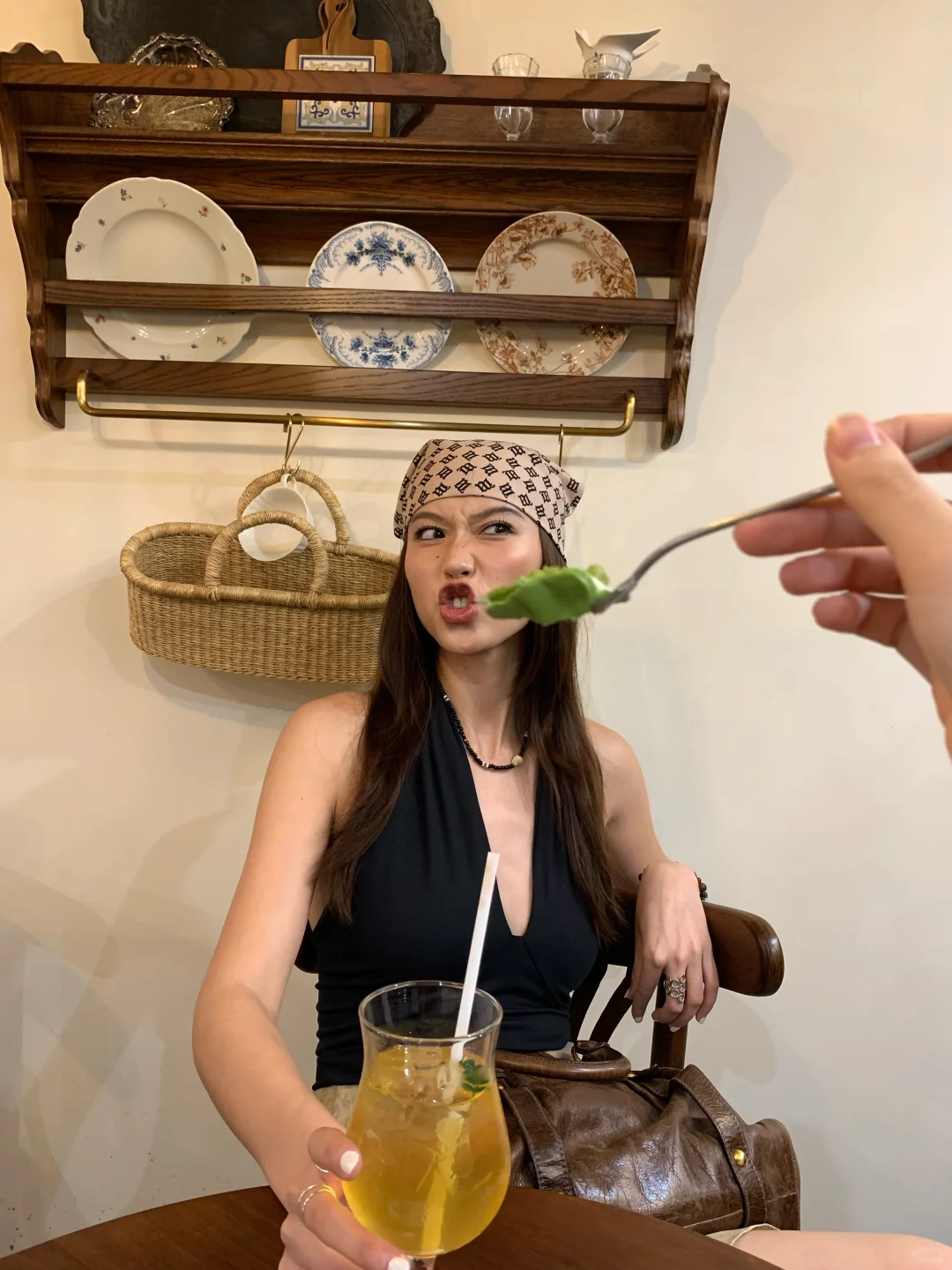 表演一个伸手摘月……月饼？