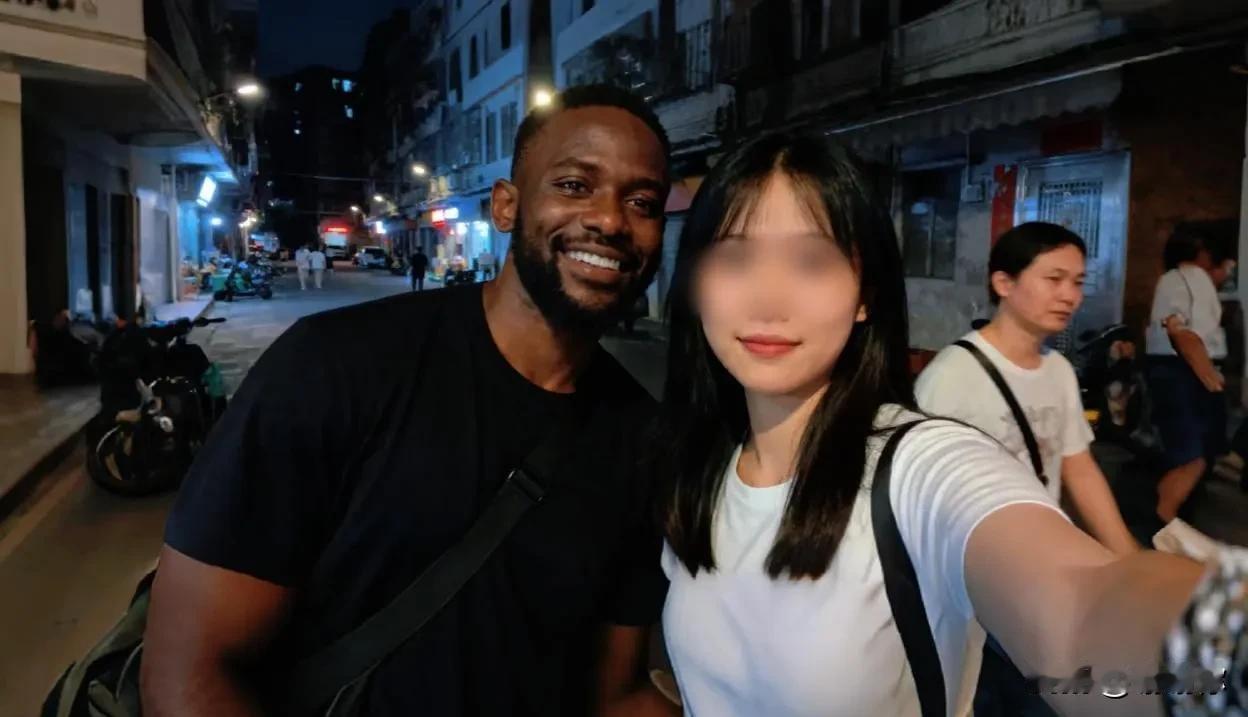 郑强教授又发声了，这次是冲着农村来的女大学生。
他直接喊话，让她们离那些来自非洲