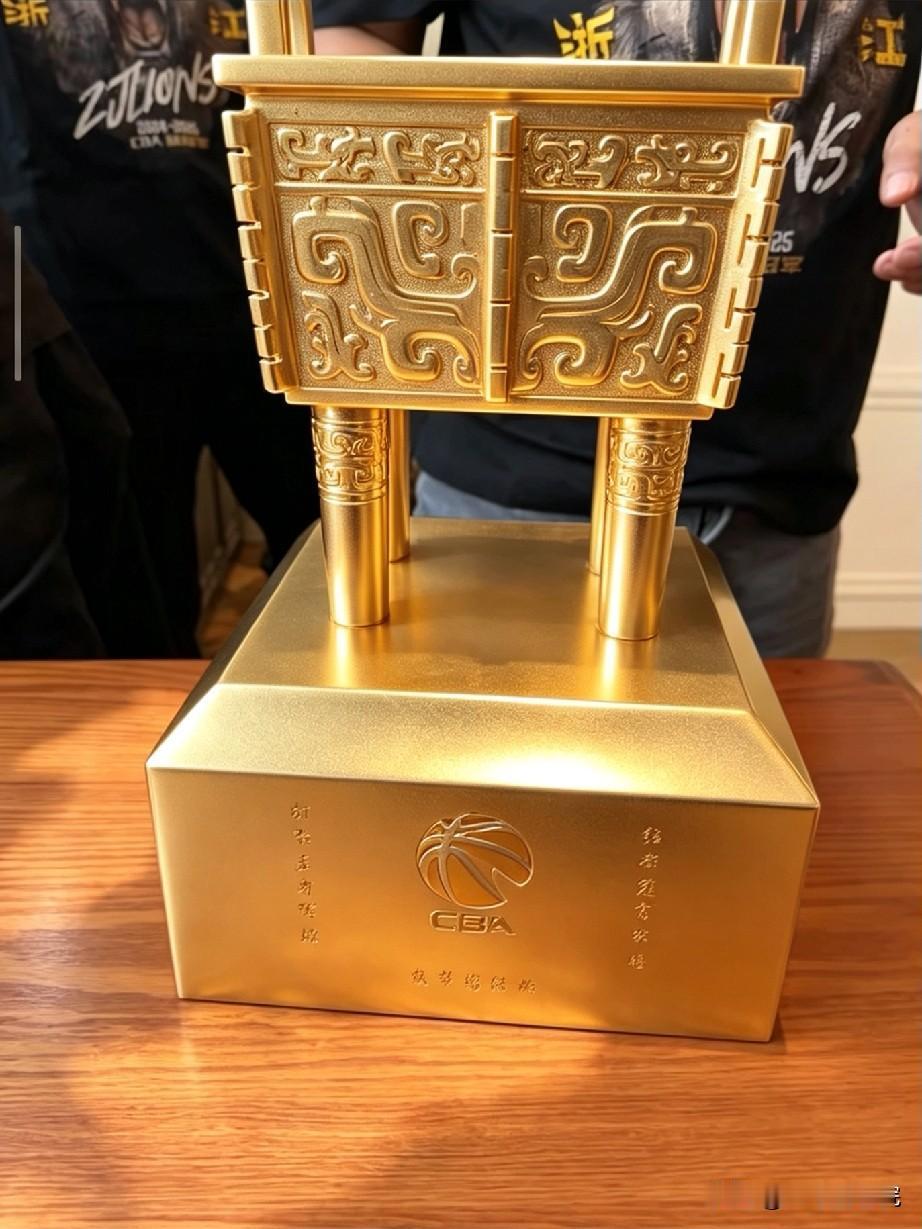 NBA冠军奖杯对比CBA冠军奖杯🏆！

应该不是只有我这么认为，大家也能看出来