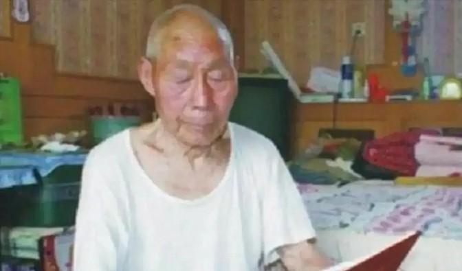 1949年，金门战役中，我军登岛的9000名将士全军覆没，不是牺牲就是被俘，10