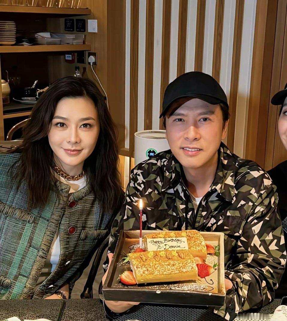 甄子丹办63岁生日宴，64岁关之琳长发披肩惊艳现身，两人同框引网友回忆 ​​​