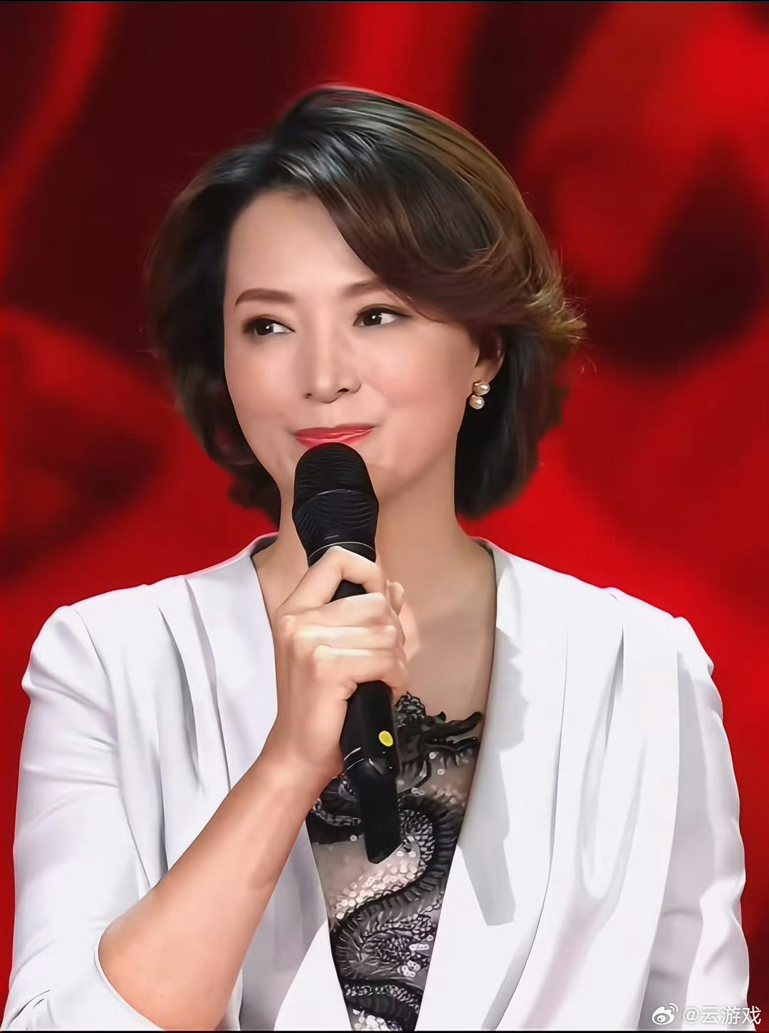 董卿母亲癌症去世一纸登报悼文道尽半生相伴，七年抗癌路满是煎熬。母亲的温柔坚韧，子