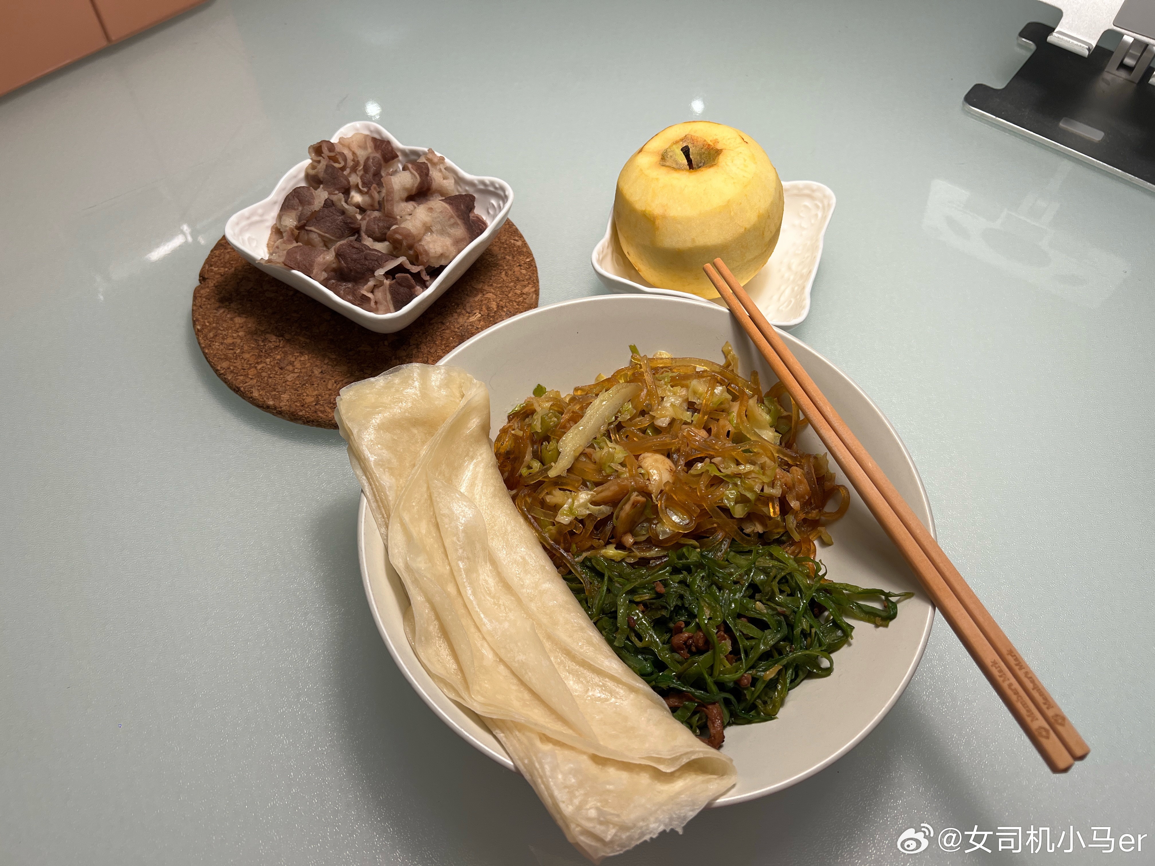 一个人在家简单吃一口姥姥家春饼➕寿喜烧牛肉➕万荣苹果营养比例还可以吧 