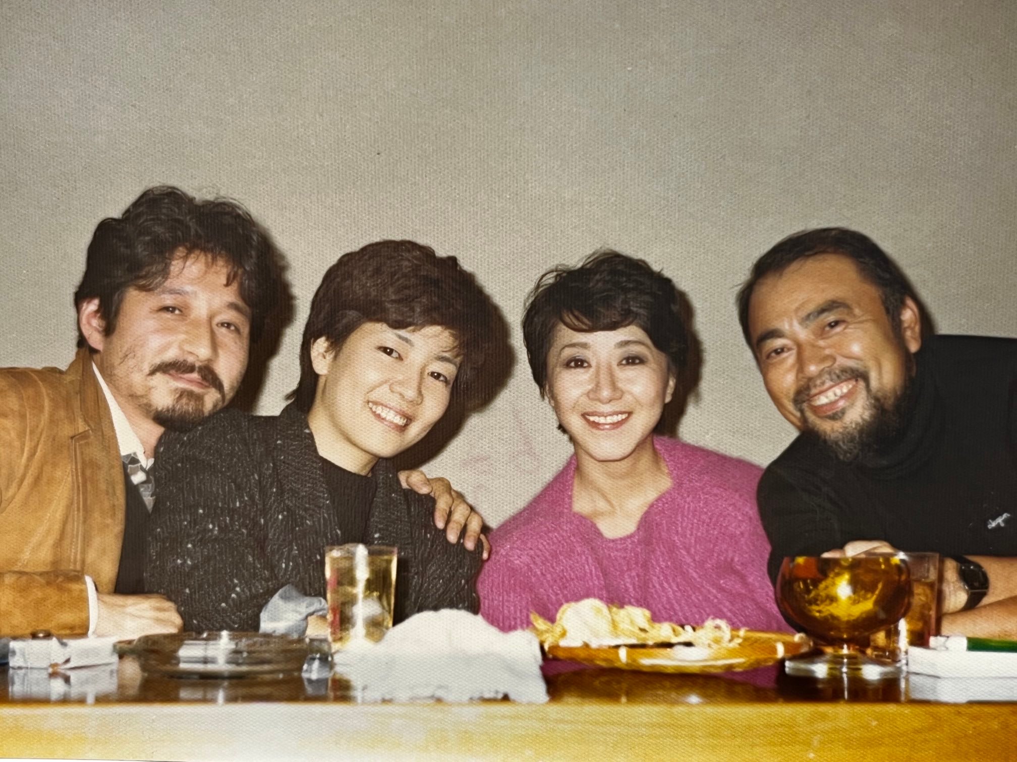 【来自投稿】《猫眼三姐妹》庆功宴上的声优合影，从左至右依次为安原义人、户田惠子、