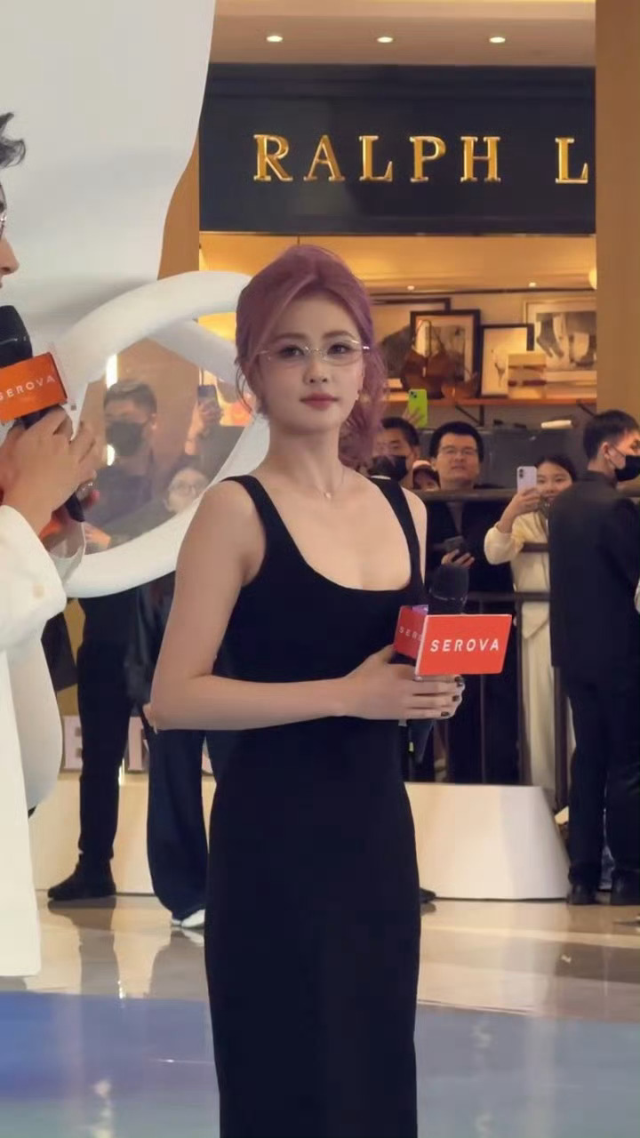 白鹿今天线下活动生图来了 白鹿穿了32年前古董高定 ​​​