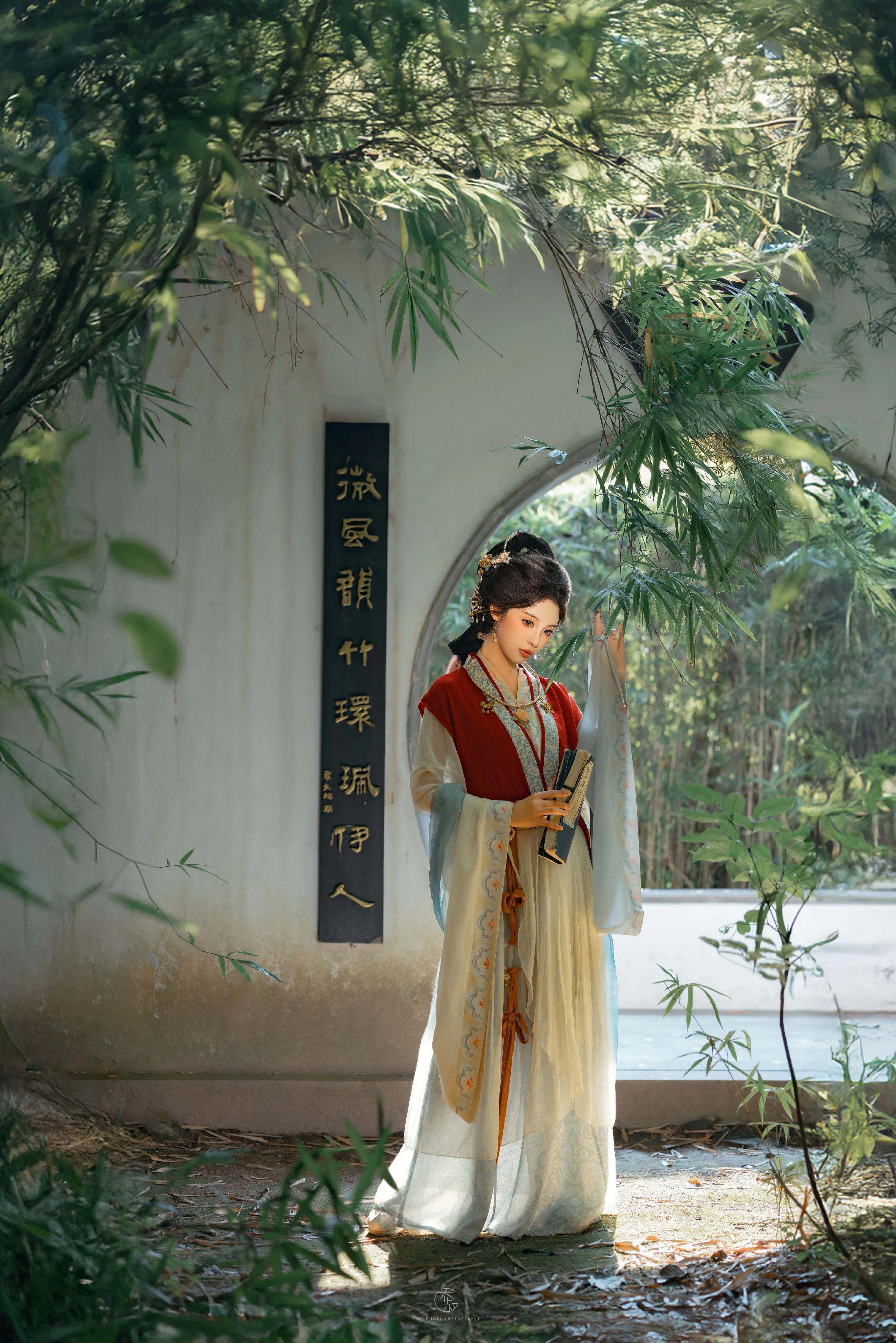 宋仕女“微风拂袖伴伊人，细雨湿襟思旧梦”