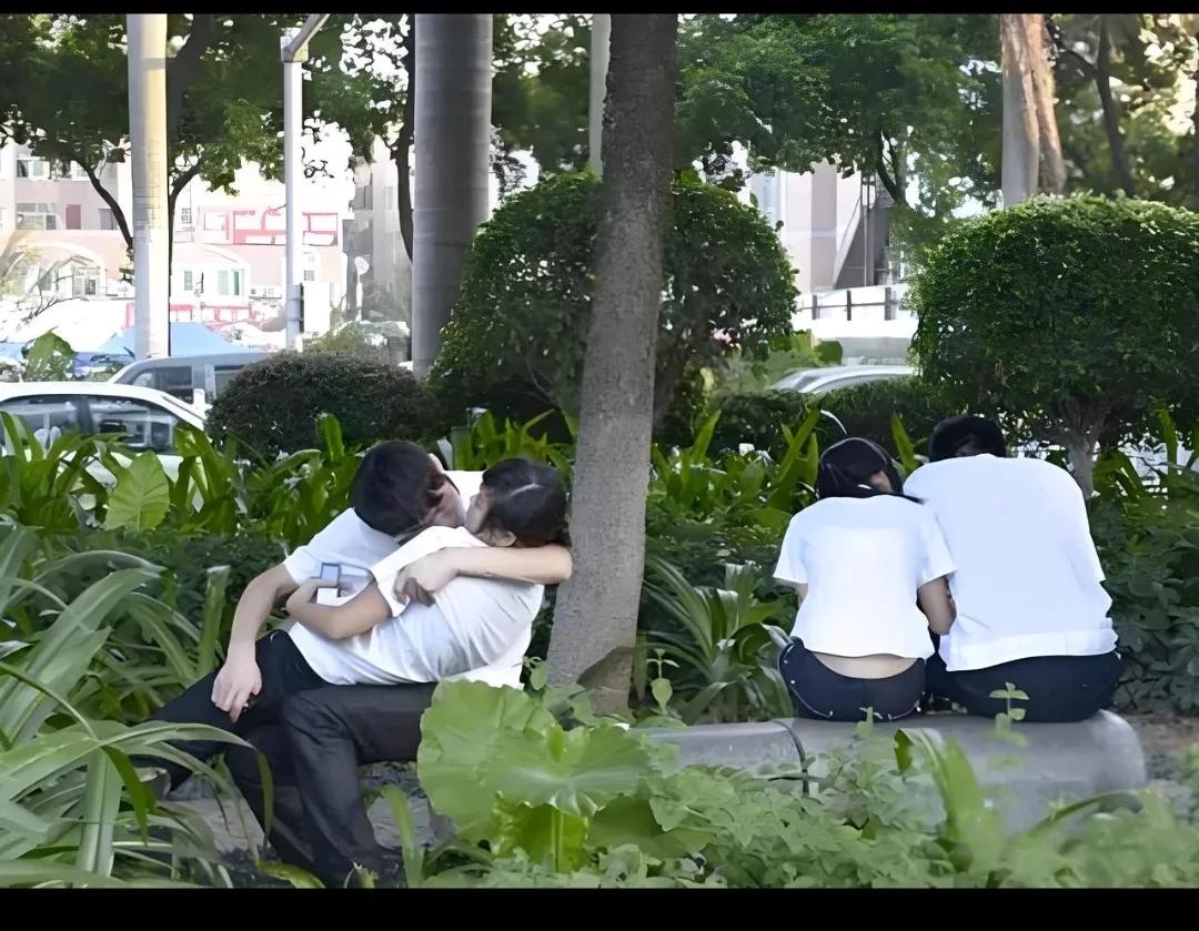 现在的人怎么了，在光天化日之下，搂搂抱抱，有那么饿吗？啃过不停，叫我这个单身快四