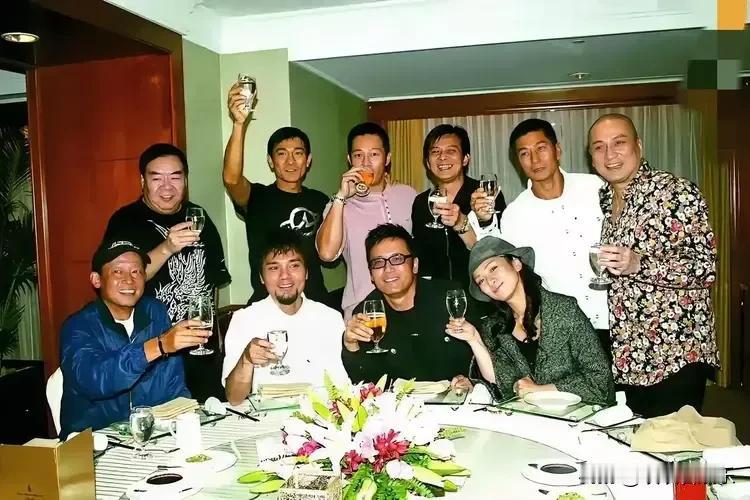 站在王志文icon旁边的是谁呢？穿着黑色体恤举着酒杯 ，面带微笑，感觉气质不是最