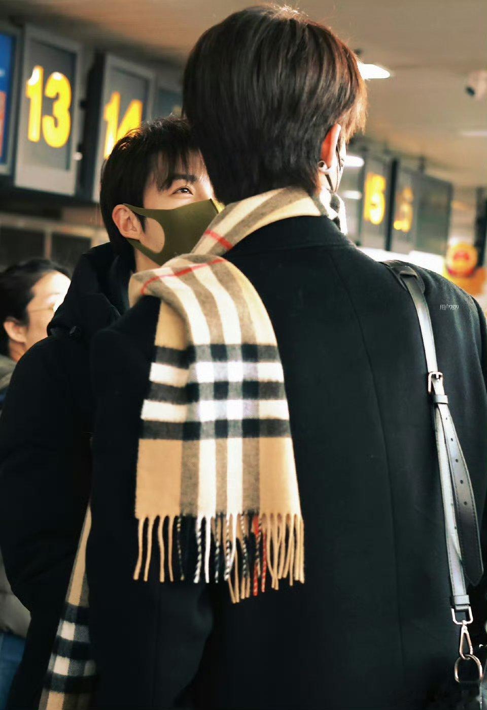 管栎闫睿豪太美味了 同框氛围感绝了，清爽帅气完美搭配，颜值与气场并存，养眼又治愈