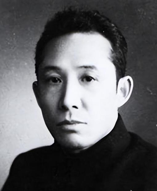 1974年，华国锋在中央一次小型会议上突然拍桌子发火，指着举报贺龙“叛国通敌“的