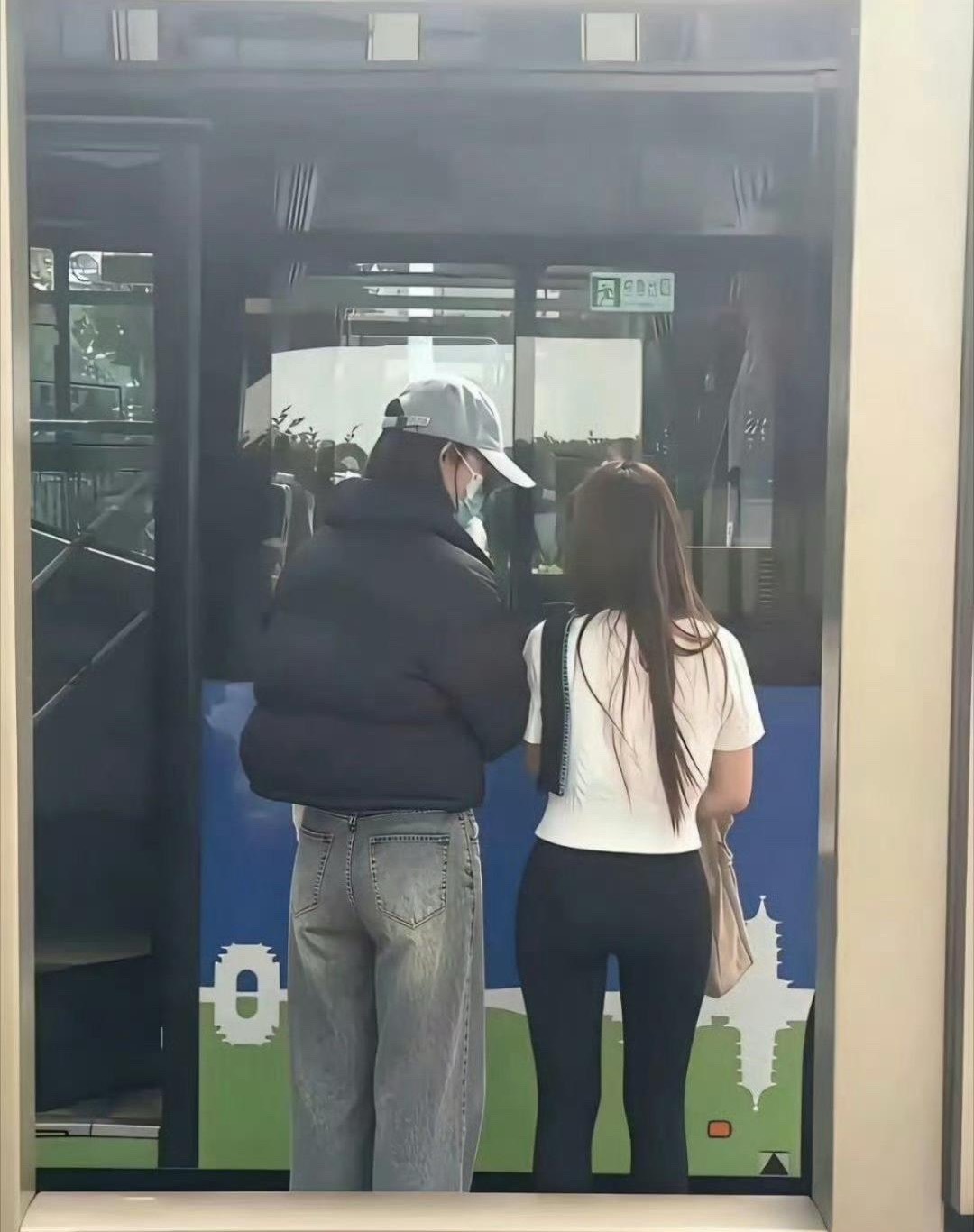 这么一对比  矮个子可以穿瑜伽裤更凸显身材 