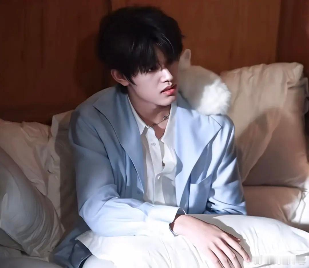 这场是没开祛除法令纹还是没打面光，怎么吉吉法令纹也这么重 