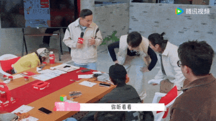 贺峻霖晒脚趾打响指 萧敬腾也太会配合了吧🥹主动递话筒给贺峻霖的脚趾打响指收音，