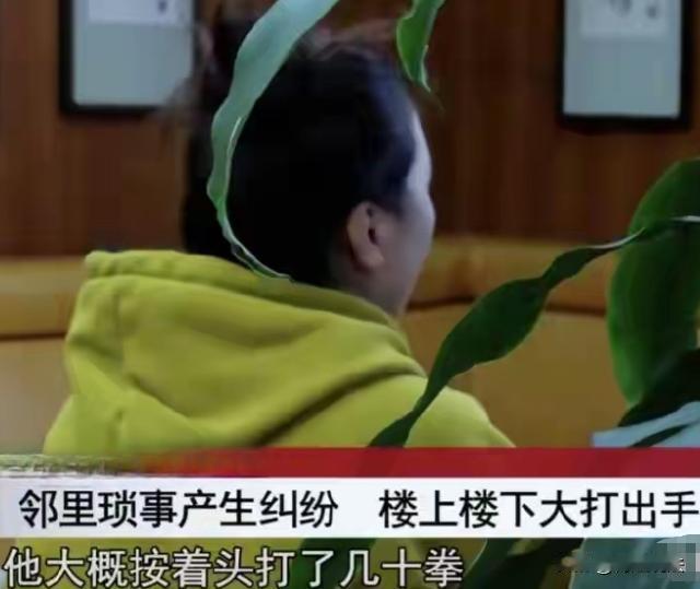 上海，女子徐某某用水冲阳台，水溅到楼下康某家，面对康某质问，她冷言相对，康某气不