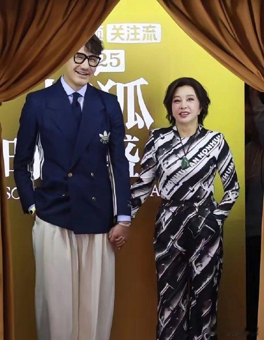 刘晓庆 震撼全家的75岁红毯状态家人们，今天必须来跟大家好好唠唠刘晓庆在红毯上的