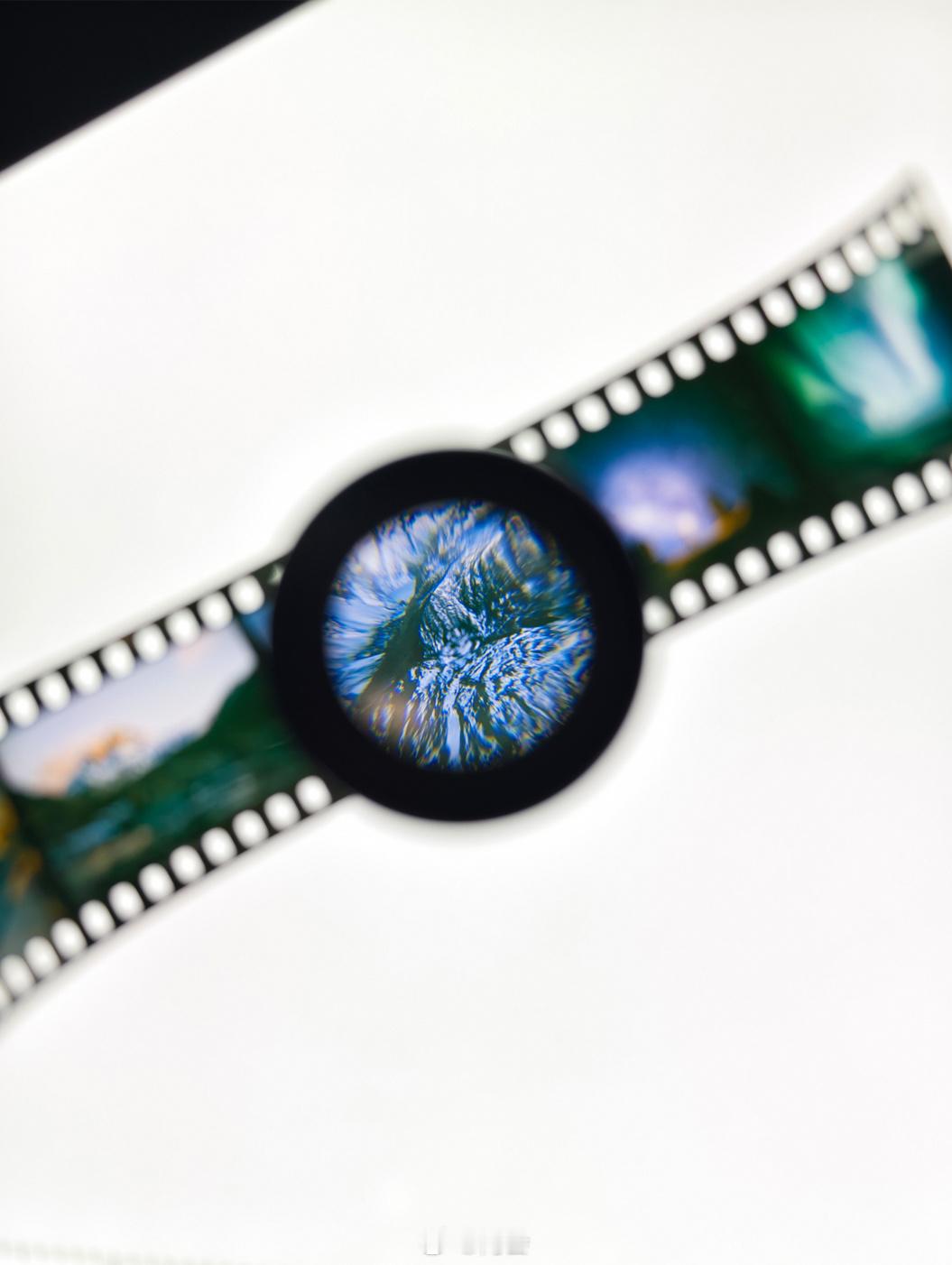 OPPO × 哈苏影像新品发布会的邀请函来了是一套完整的胶片观片套装，包括底下的