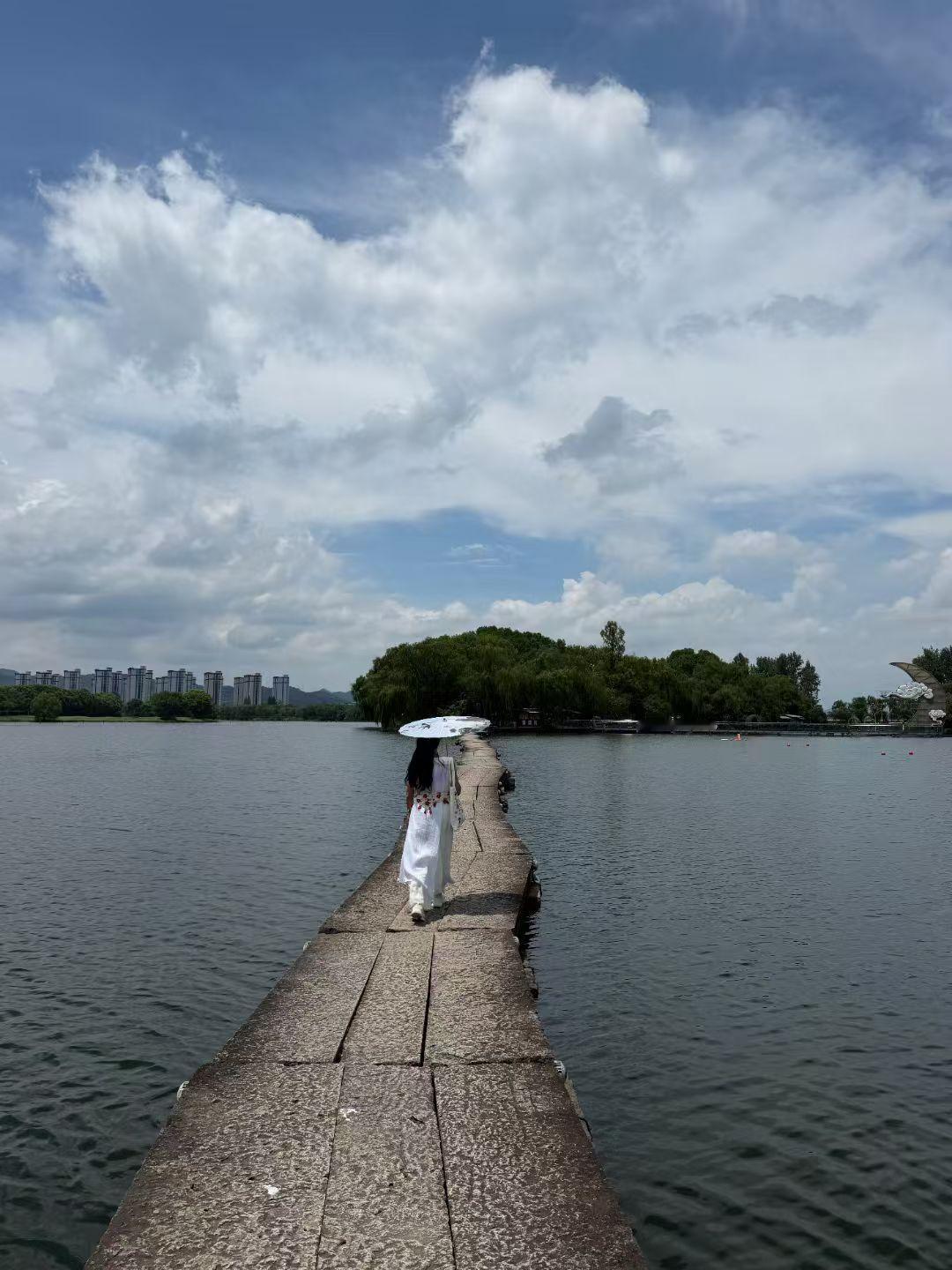 人生实难，吾辈当日益努力，而后风生水起—蔡元培先生语。周恩来总理：努力学习，精益