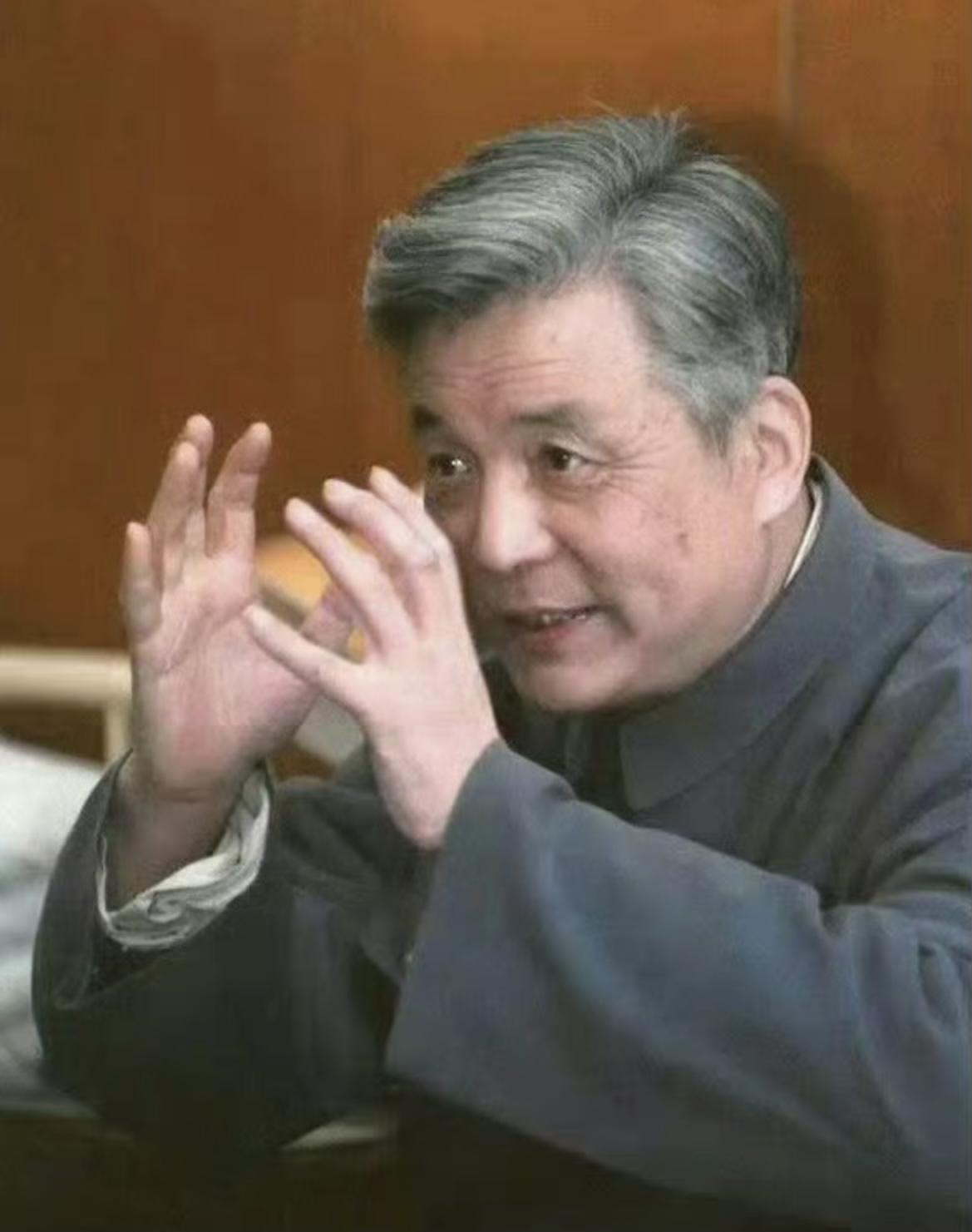 邓稼先曾问：
“30年后，会有人记得我们吗？”
时间会给出最笃定真切的答案：
祖