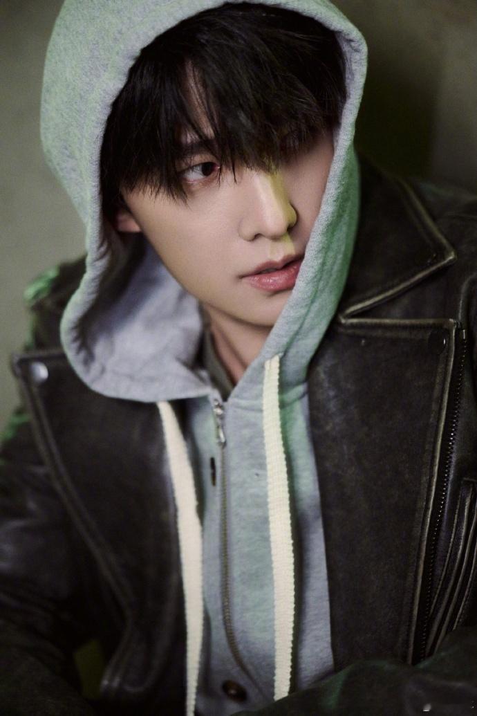 这跟杨洋亲我有什么区别近距离镜头太绝了，破碎感帅哥眼神杀暴击，心动值拉满，直接戳