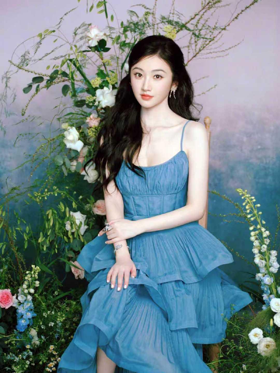景甜好六街上最甜酷的姐 景甜好六街上最甜酷的姐 景甜蓝色吊带裙造型好像从童话秘境
