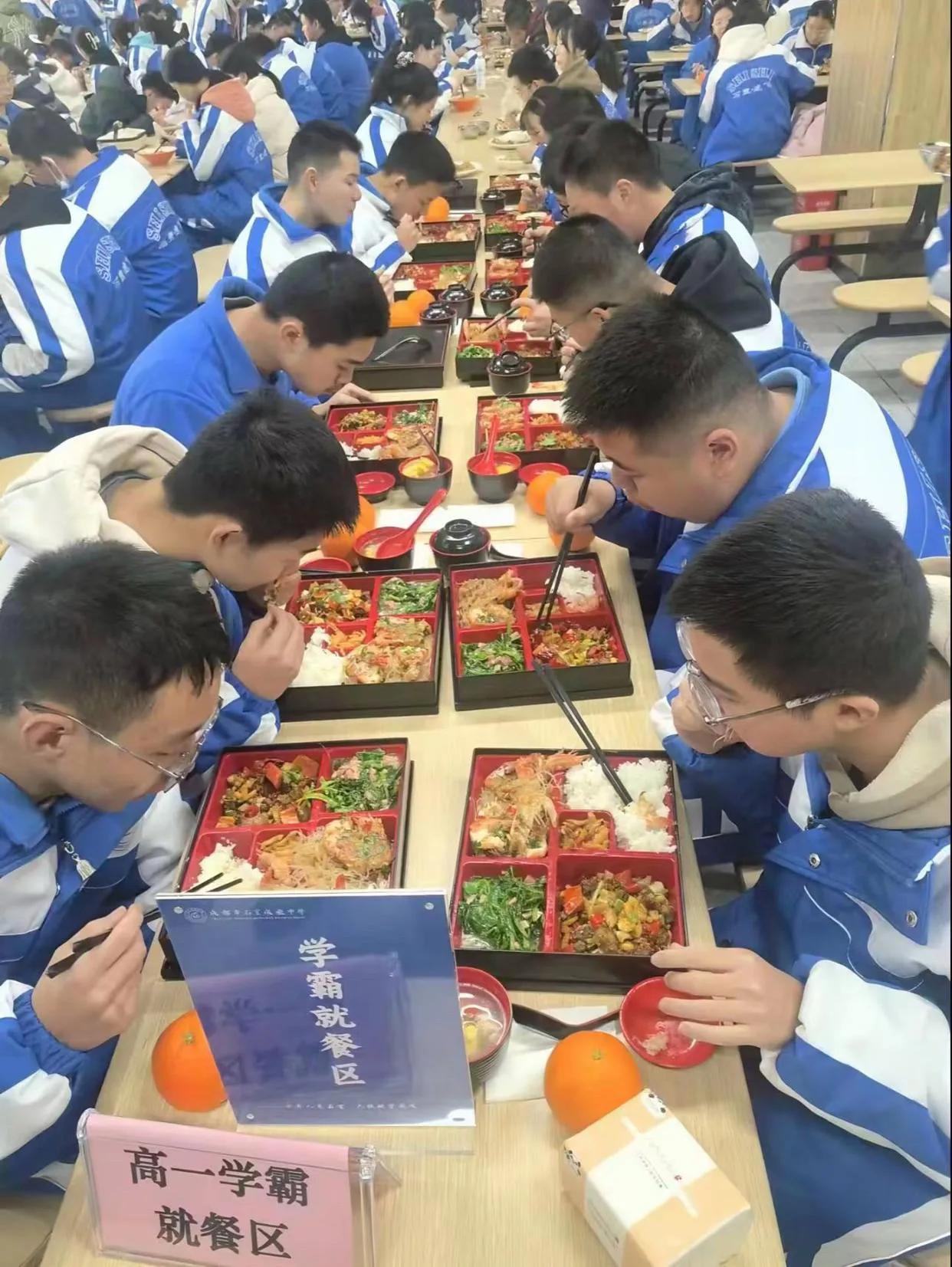 这算不算歧视和特权，支持学校这样的做法吗？歧视啊 啥都瞎说 这是被骂了 这还不配
