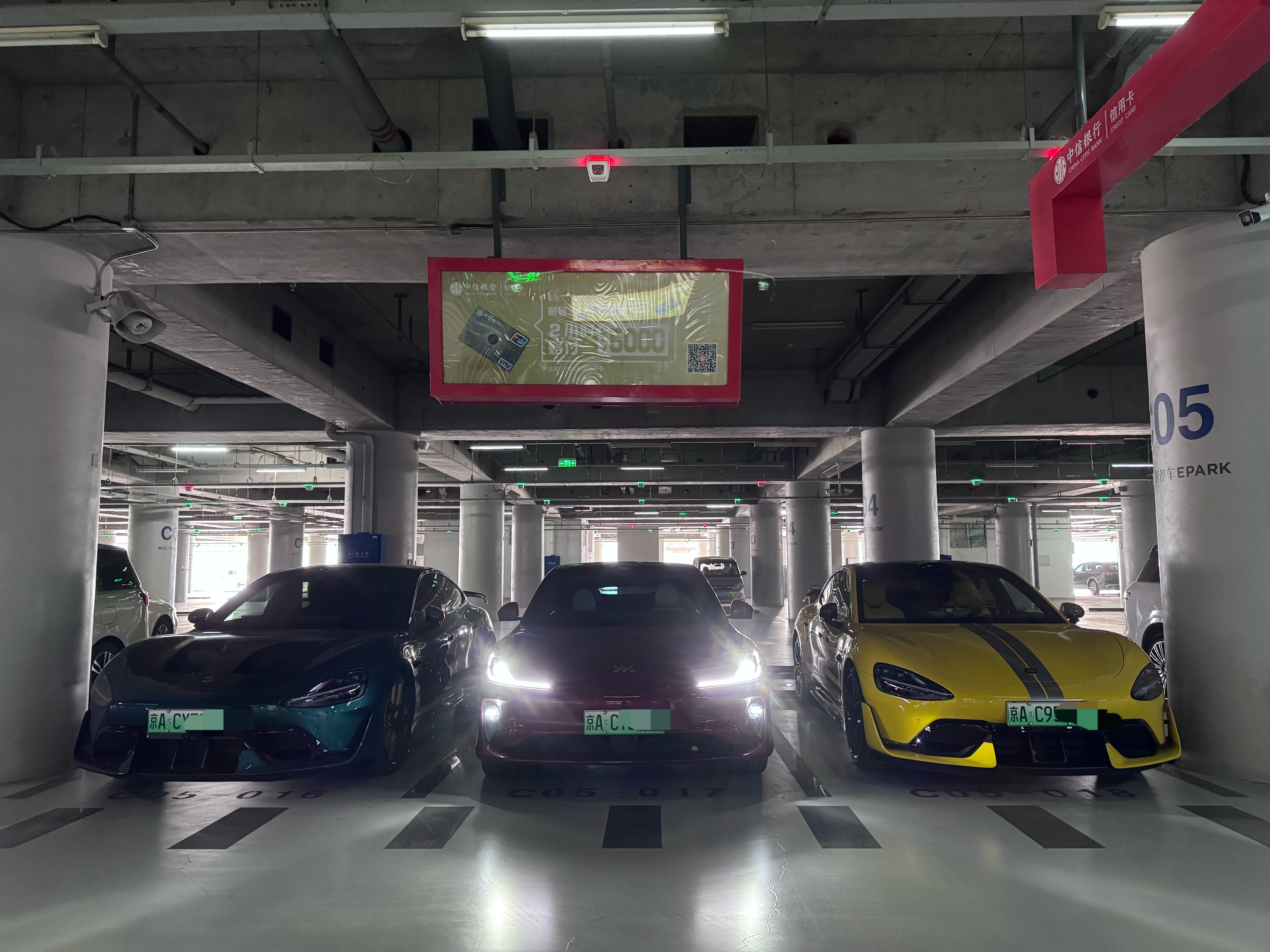 机场停车看到一黄色小米SU7 Ultra有点眼熟发现是老火鸡的再一看，边上还有个