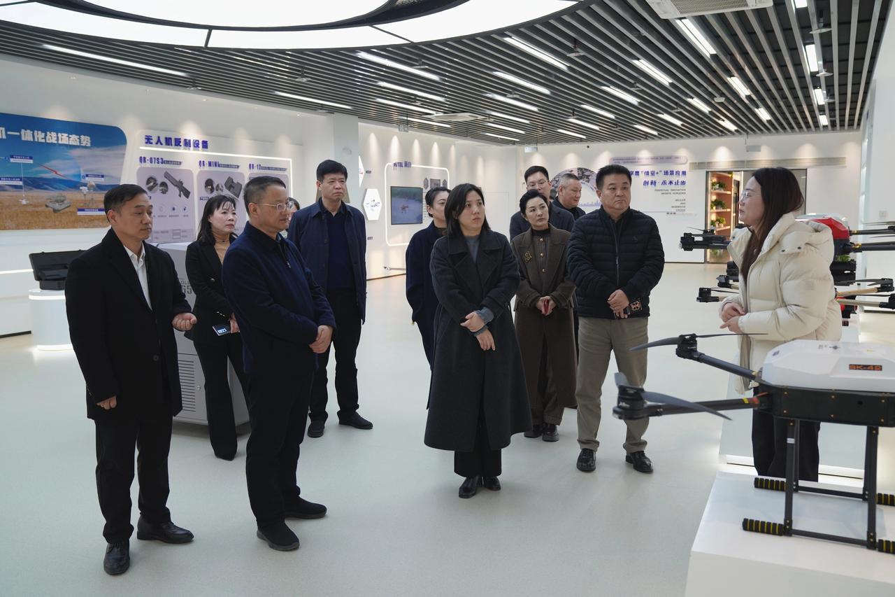江苏盐城：市人大代表建湖二组开展集中履职活动
12月18日，市人大代表建湖二组开