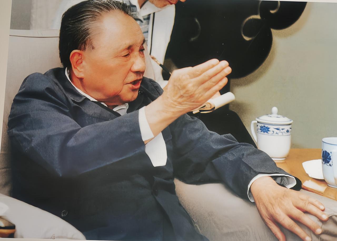 1979年，邓小平视察上海，当时的上海市委第一书记叫彭冲，是新四军老兵，粟裕的老