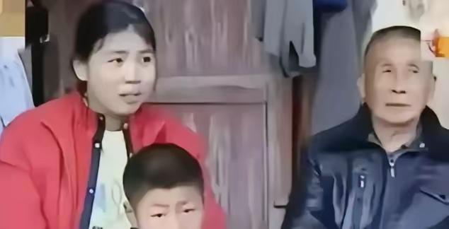 2000年，65岁的黎老汉，收留16岁流浪女，3年后，俩人生下儿子，日子过得和美