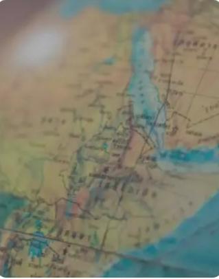 全国推广棉花种植
金秋玉立喜田丰，一片冰心自暖融。莫道花开如雪海，人间有我免寒穷