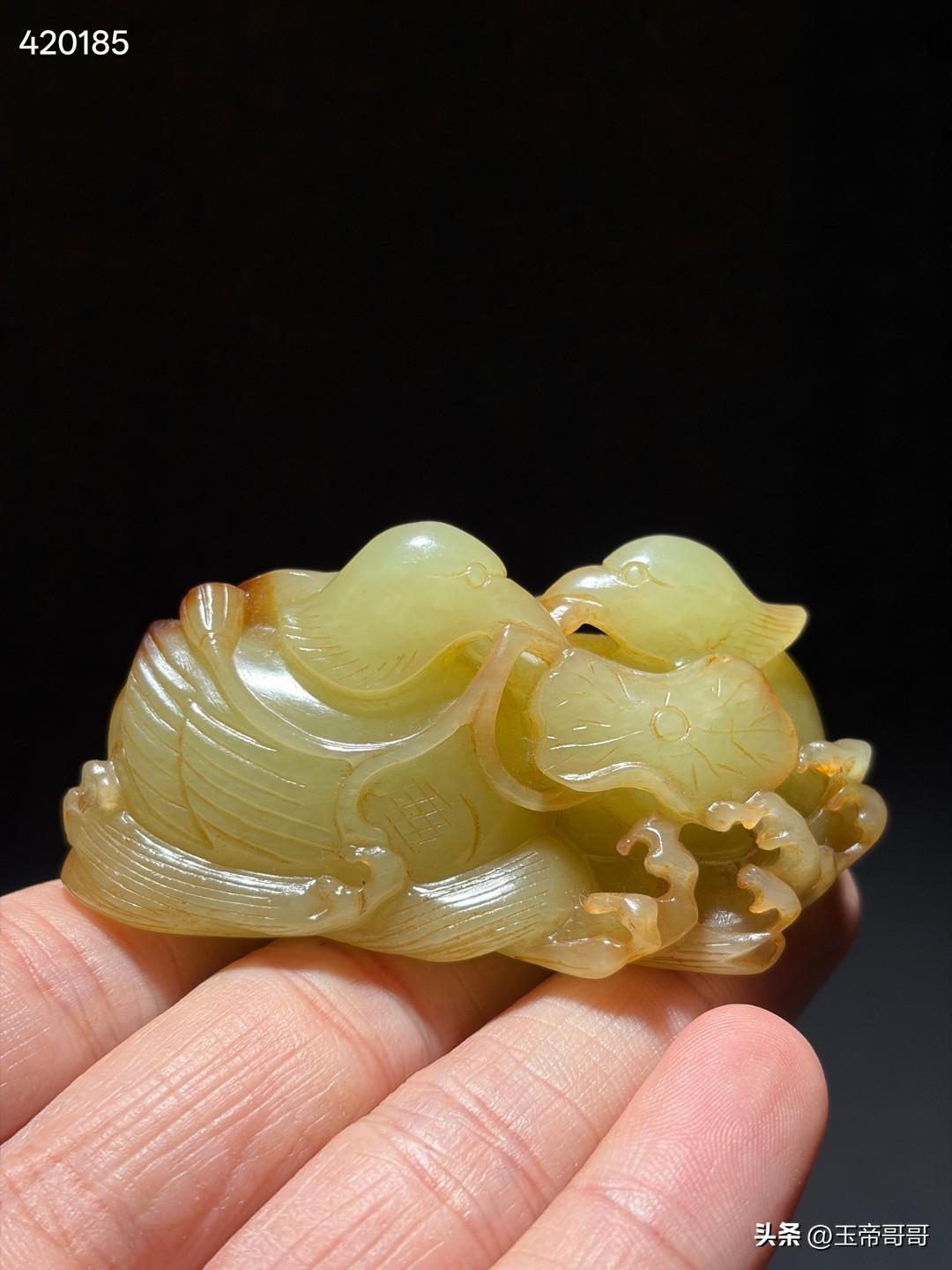 清和田玉黄玉鸳鸯戏莲
尺寸6.7×3.1×3.3厘米