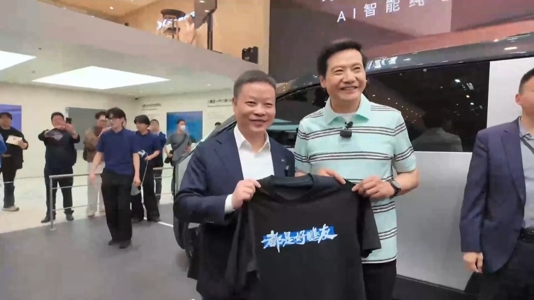 何小鹏回应雷军吐槽哈哈哈哈这个累和快乐并存回应绝了，大佬都是惺惺相惜的，攀登的路