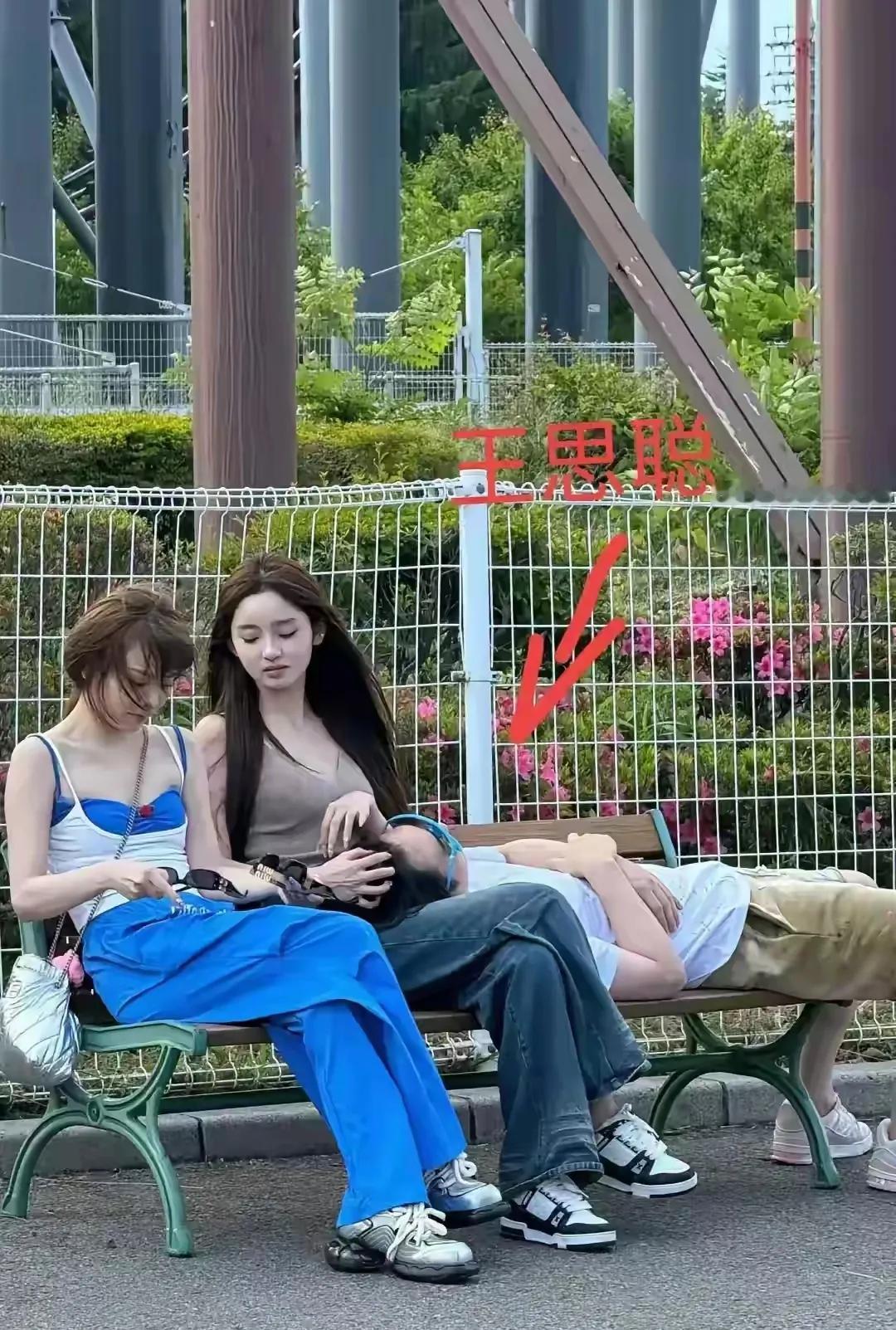 还是王思聪会享受，有人为他生孩子，有人把腿给他当枕头。两个女孩为他做着不同的事，