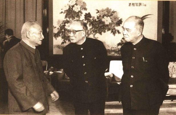 1984年12月，陈云同薄一波、姚依林交谈