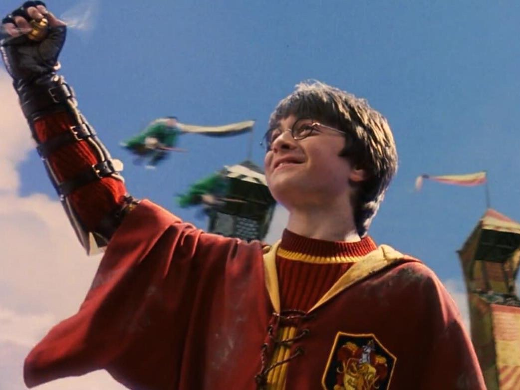 34年前的今天，格兰芬多与赫奇帕奇之间进行魁地奇比赛。哈利·波特仅用五分钟就抓住