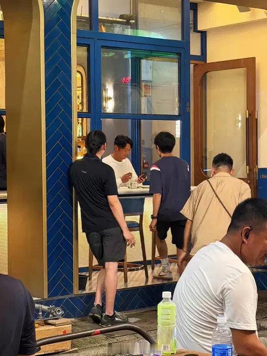 余文乐宣布离婚后首现身网友香港偶遇余文乐卫诗雅了~余文乐离婚后首现身这是余文乐宣